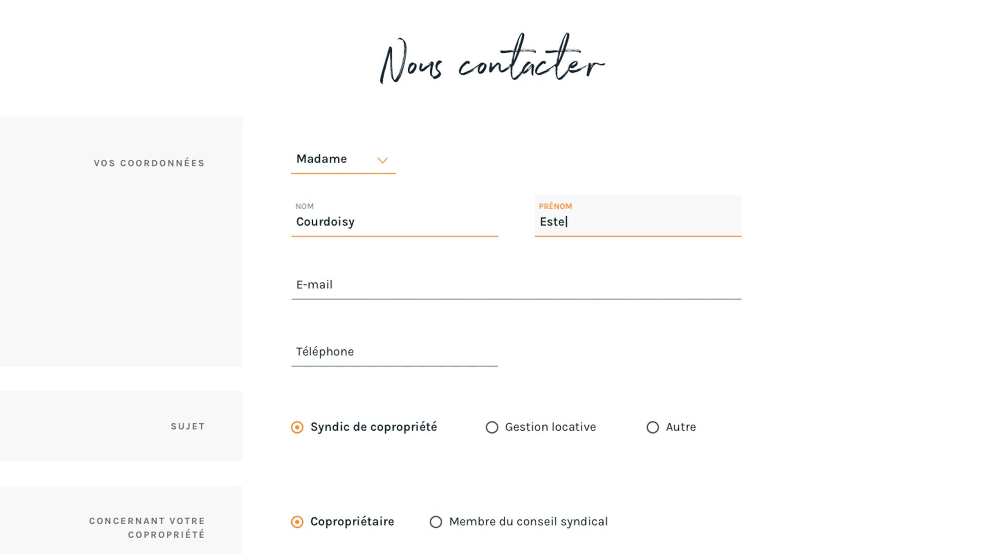 Le formulaire de contact : coordonnées, sujet de la demande et qualité du demandeur, en colonnes