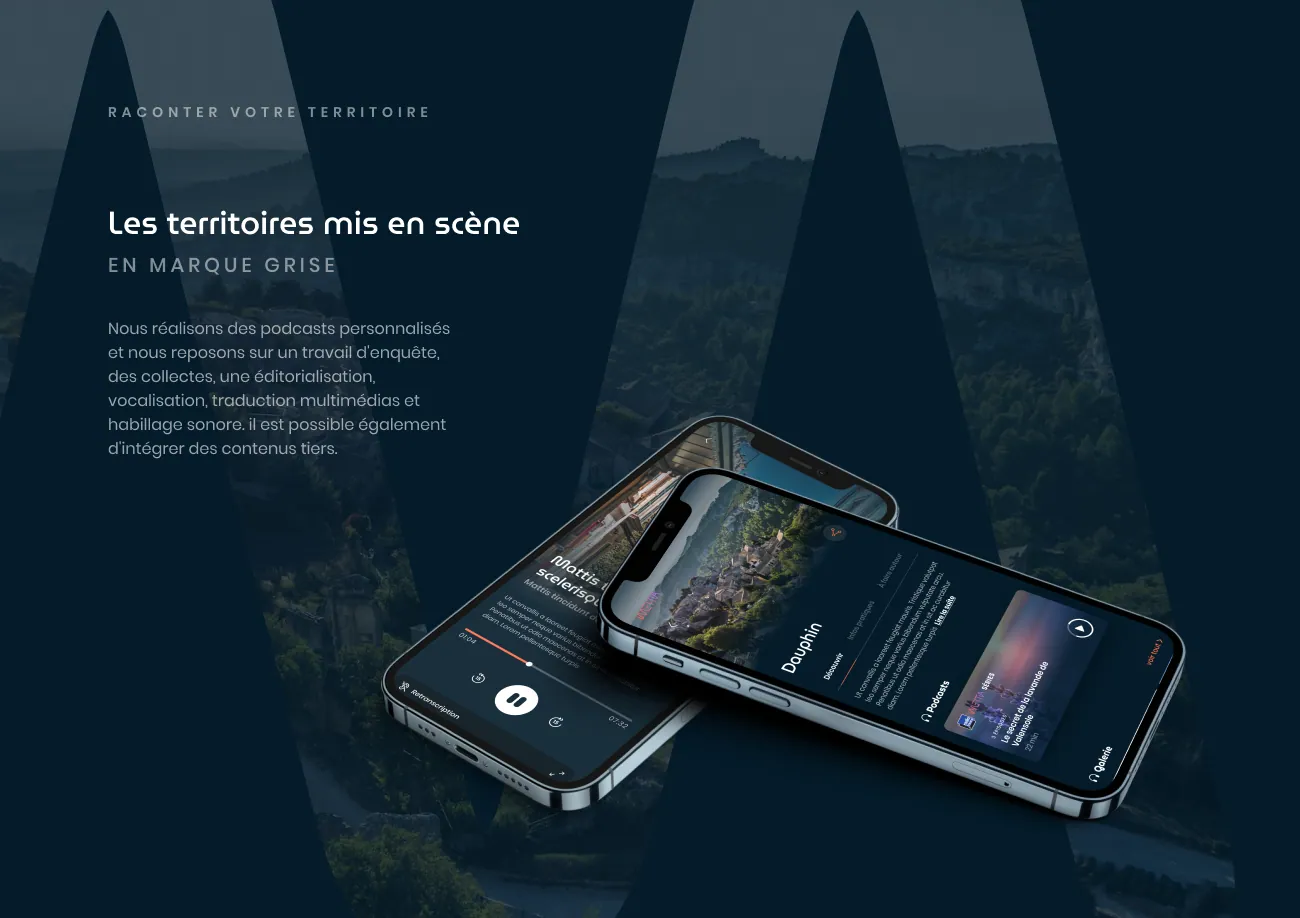 Deux smartphones affichant le lecteur de podcast de l'application, sur fond de paysage nocturne