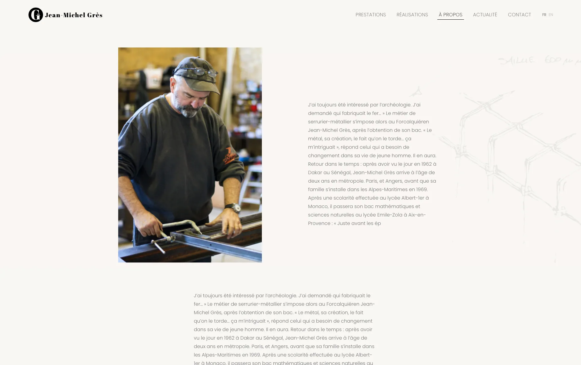 La page à propos : Jean-Michel Grès au travail dans son atelier, à côté du récit de son parcours
