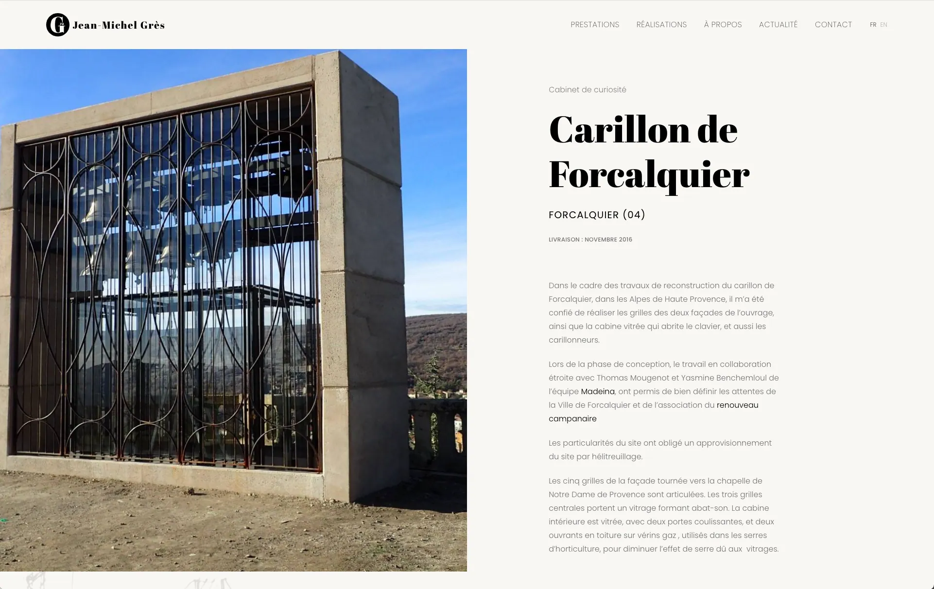La fiche de la réalisation « Carillon de Forcalquier » : photographie des grilles en plein écran et récit du chantier
