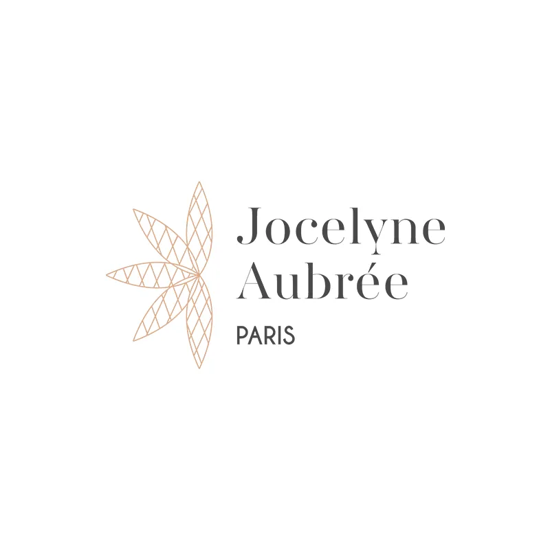 Le logo : une fleur dessinée au trait cuivré, en résille, posée à gauche du nom en serif