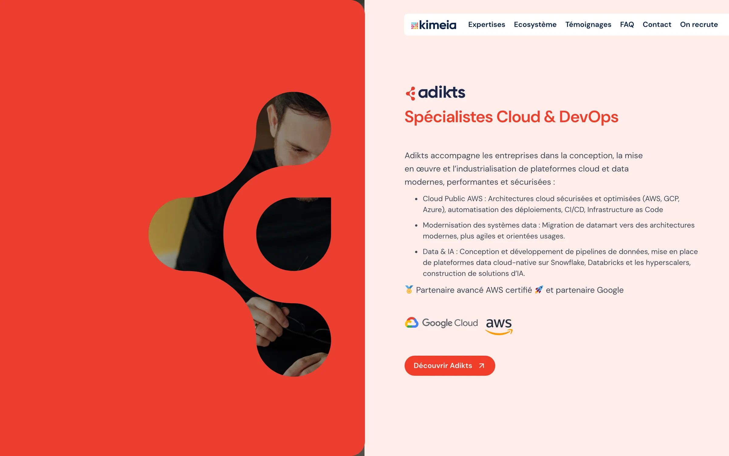 Panneau Adikts : masque rouge sur fond corail pâle, spécialistes Cloud et DevOps